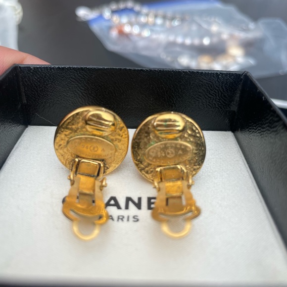 Chanel COCO Mark 94A Faux Pearl Signature Clip-On Earrings, Signed M642 - Picture 4 of 5